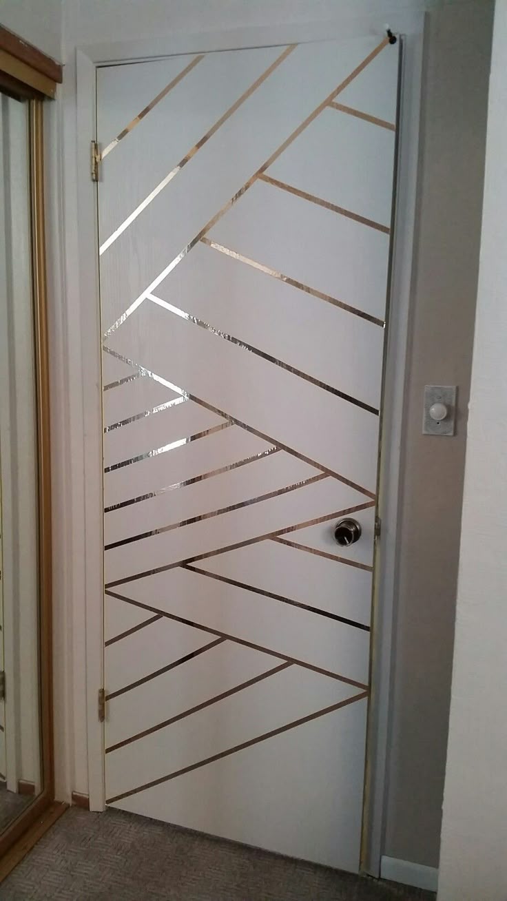 Puerta decorada con líneas metálicas doradas