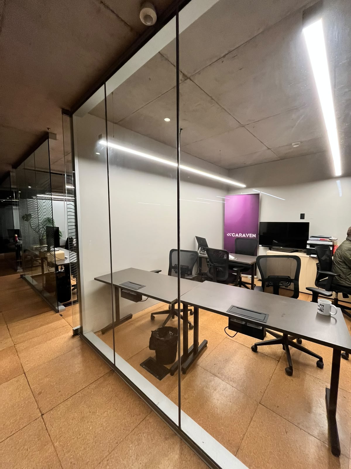 Oficina con vidrios empavonados instalados por Virlux