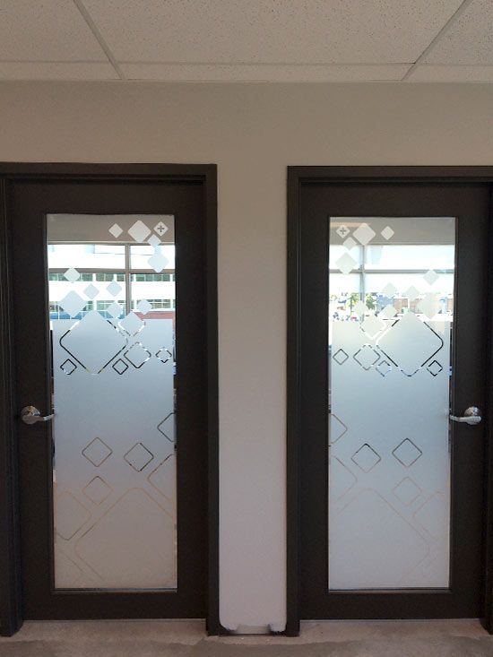 Puertas de oficina con empavonado geométrico de rombos