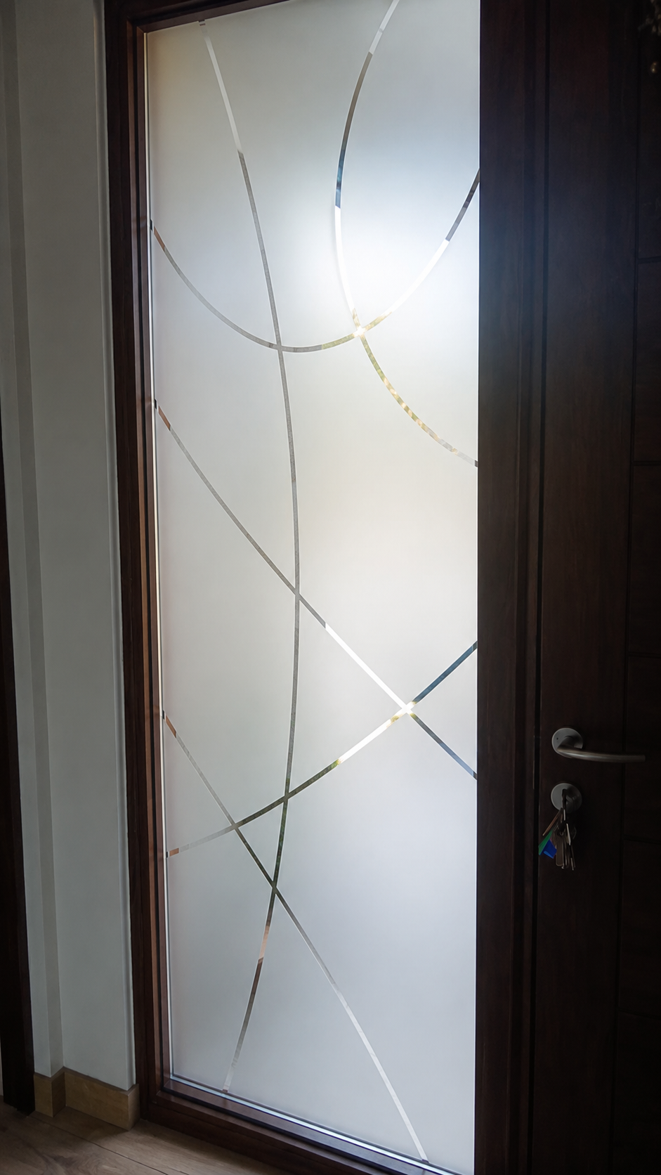 Puerta con empavonado y diseño de líneas curvas