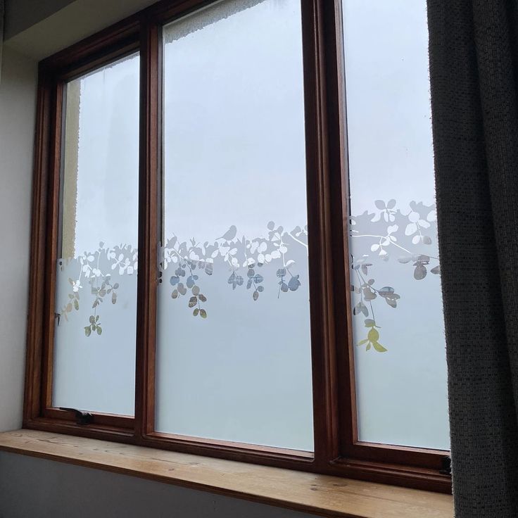 Ventana con empavonado y motivos de hojas