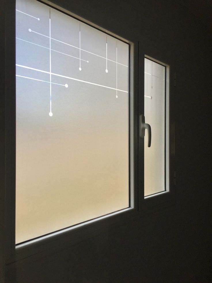 Ventana con empavonado y líneas minimalistas con puntos